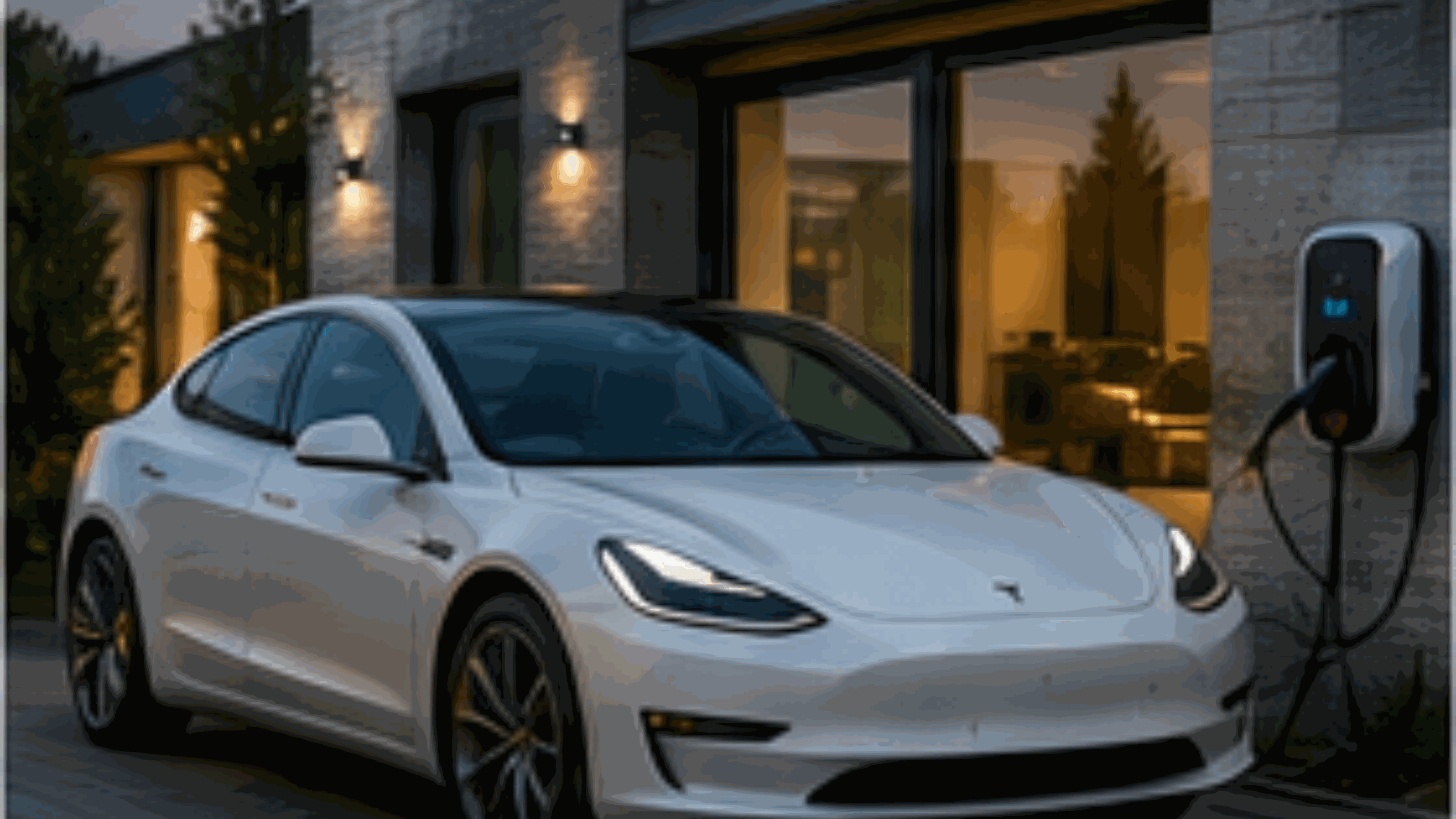 Modernes Wohnhaus mit E-Auto und Wallbox als Beispiel für PV, Speicher und Ladeinfrastruktur