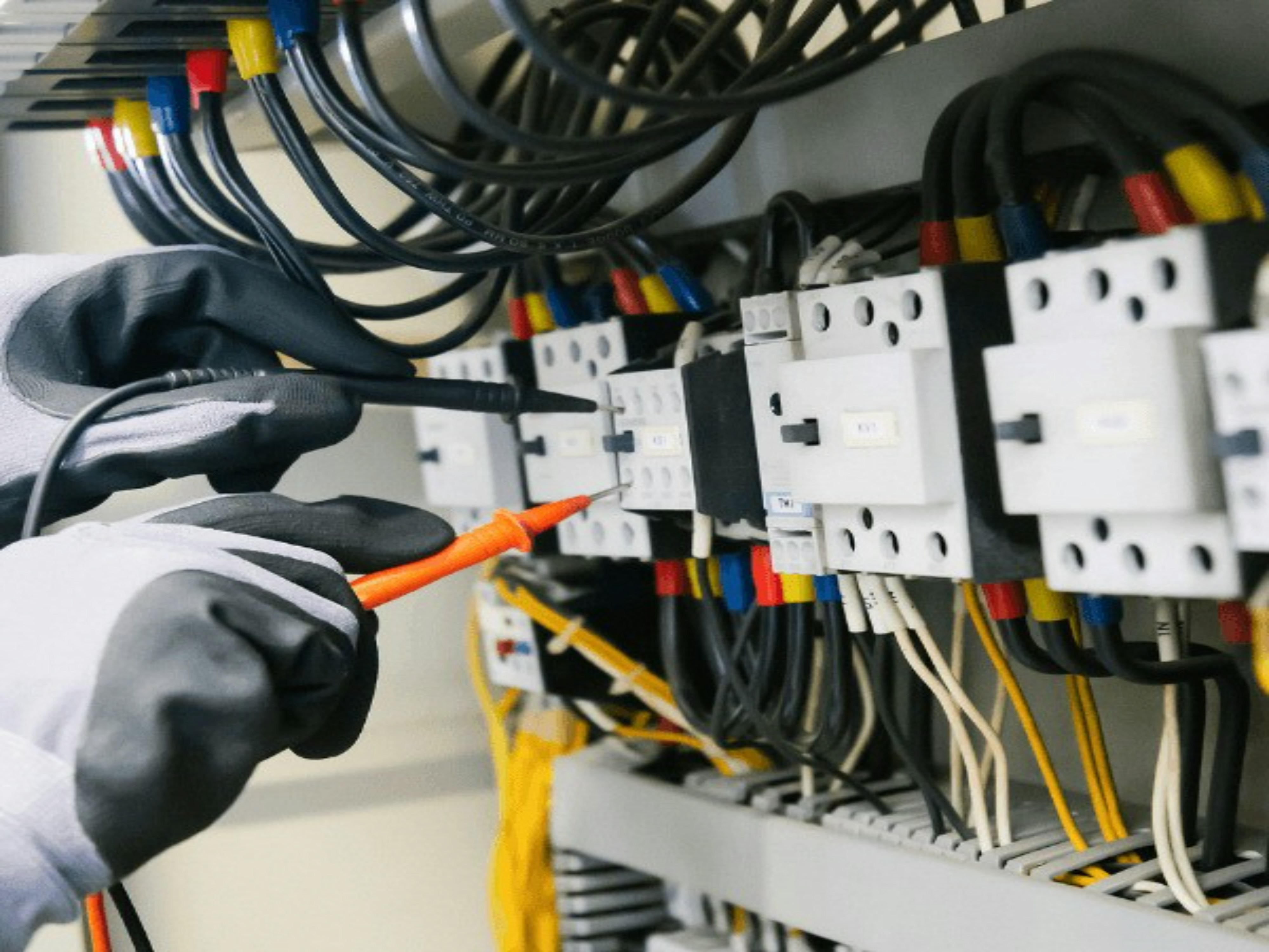 Fachkraft bei der Prüfung einer elektrischen Verteilung